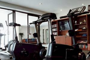Fitnessgeräte im Dewa Phuket Resort & Villas Hotel.