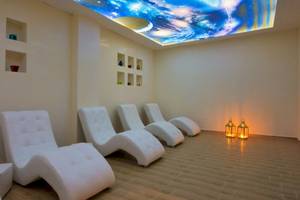 Ein Entspannungsraum im Iberostar Founty Beach Hotel mit weißen Liegen und Sternenhimmelprojektion.