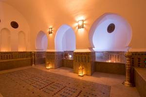 Innenansicht des Spa-Bereichs im Iberostar Founty Beach Hotel mit geometrischen Mustern und Beleuchtung.