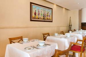 Ein langer Tisch im Speisesaal des Iberostar Founty Beach Hotels, elegant eingerichtet mit weißen Tischdecken und Geschirr.