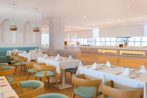 Innenbereich des Iberostar Founty Beach Hotels mit gedeckten Tischen und modernen Möbeln.