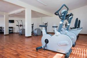 Fitnessbereich im Hotel Iberostar Founty Beach mit mehreren Trainingsgeräten.