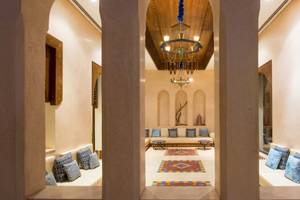 Innenbereich des Iberostar Founty Beach Hotels mit Sofas, Tisch, Kronleuchter und Teppich.