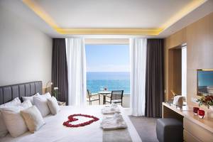 Royal Apollonia Beach Hotel Zimmer mit Meerblick, Herz aus Rosenblättern auf dem Bett