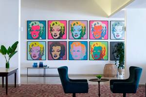 Marienbilder an der Wand im Royal Apollonia Beach Hotel