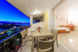 Balkon des Zante Palace Hotels mit Blick auf die Stadt und das Meer