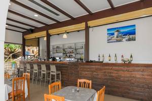 Innenansicht der Bar im Zante Palace Hotel mit Holztheke und Tischen.