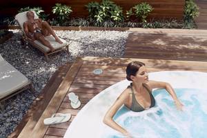 Spa-Bereich im Dubrovnik President Valamar Collection Hotel mit einem Mann auf einer Liege und einer Frau im Whirlpool.