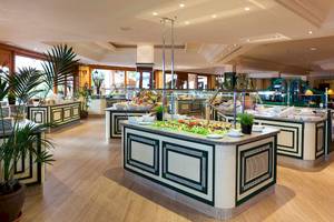 Buffetbereich im Seaside Los Jameos Hotel mit verschiedenen Speisen und Dekoration.