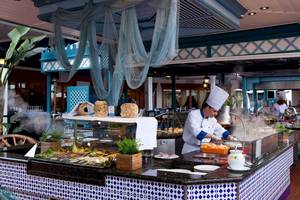 Buffetstation im Seaside Los Jameos Hotel mit einem Koch, der Speisen vorbereitet.