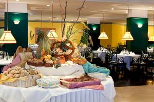 Frühstücksbuffet im Seaside Los Jameos Hotel mit Brot und Gebäck auf einem Tisch.