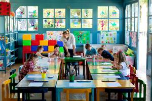 Kinder in einem Klassenzimmer am Seaside Los Jameos, die Kunstunterricht haben.