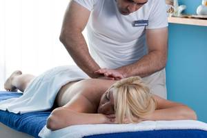 Massage im Seaside Los Jameos Hotel: Mann gibt Frau Rückenmassage.