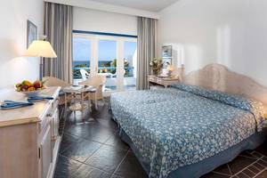 Hotelzimmer im Seaside Los Jameos mit Blick auf das Meer und eine Terrasse.