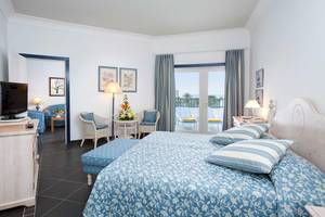 Doppelzimmer im Seaside Los Jameos Hotel mit Balkon und Meerblick.