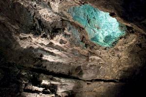 Meerhöhle im Seaside Los Jameos Hotel mit blauem Wasser und steinerner Decke