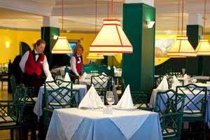 Innenansicht des Restaurants im Seaside Los Jameos Hotel mit gedeckten Tischen und freundlichem Personal.