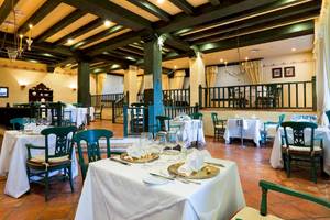 Innenansicht des Restaurants im Seaside Los Jameos Hotel mit gedeckten Tischen und Stühlen.