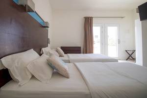 Doppelzimmer im Hotel Dunas De Sal mit zwei Betten und weißen Laken.