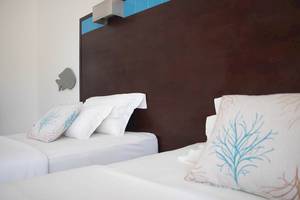 Doppelbett-Zimmer im Hotel Dunas De Sal mit blauen Dekor und Fisch-Wandkunst.