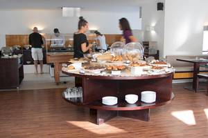 Frühstücksbuffet im Dunas De Sal Hotel mit verschiedenen Gebäcksorten und Speisen.