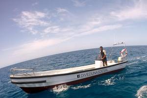 Ein Mann steht auf einem weißen Boot von Dunas De Sal, das auf dem Meer fährt.