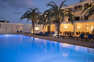 Außenpool des Dunas De Sal Hotels bei Nacht mit Liegen und Palmen