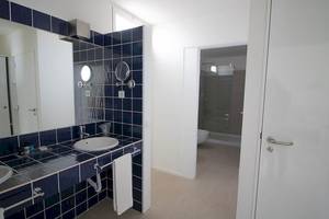 Badezimmer im Dunas De Sal Hotel mit blauen Fliesen und offenem Badezimmer