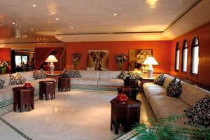 Lobby des Royal Decameron Issil Resorts mit großen Sofas, Tischlampen und Wanddekorationen.
