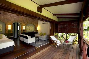 Innenraum des Paradise Sun Hotels mit Bett, Wohnzimmer und Balkonmöbeln.