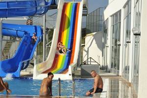Gäste genießen Wasserrutschen im Cenger Beach Resort & Spa.