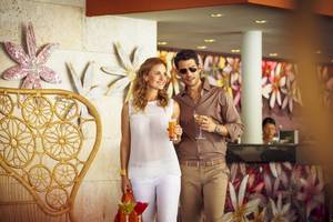 Paar im Barcelo Bavaro Beach Hotel mit Cocktails in der Hand