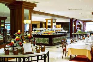 Innenansicht des Restaurants im Hotel Paradisus by Melia Gran Canaria mit langen Tischen und Buffet.