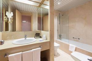 Badezimmer im Paradisus by Melia Gran Canaria Hotel mit Waschbecken, Spiegel und Badewanne