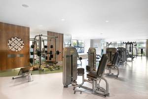 Fitnessstudio im Titanic Deluxe Lara Hotel mit verschiedenen Trainingsgeräten.