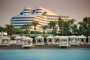 Außenbereich des Titanic Deluxe Lara Hotels mit Strand und Loungebereichen