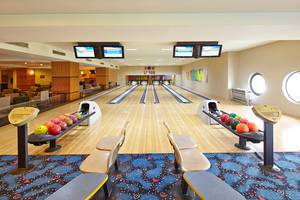 Bowlinghalle im Titanic Deluxe Lara Hotel mit Bowlingbahnen, Bowlingkugeln und Monitoren.