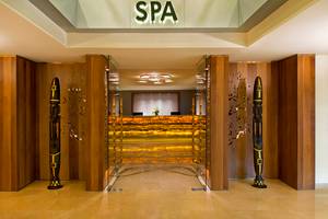 Spa-Eingang des Titanic Deluxe Lara Hotels mit leuchtender SPA-Beschilderung.