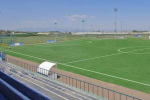 Leerer Fußballplatz des Titanic Deluxe Lara Hotels mit blauer Begrenzung und Sonnenlicht