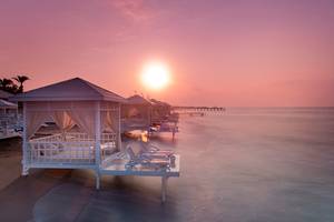 Strand mit Sonnenuntergang im Hotel Titanic Deluxe Lara