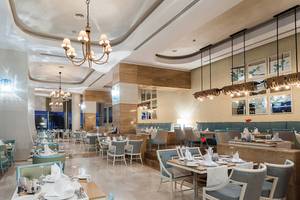 Innenbereich des Titanic Deluxe Lara Restaurants mit modernen Möbeln und eleganten Beleuchtungskörpern.