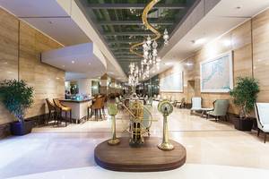 Foyer des Titanic Deluxe Lara Hotels mit Kompass, Lampen und Pflanzen.