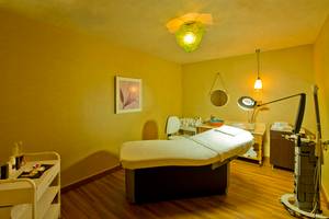 Behandlungsraum im Titanic Deluxe Lara Hotel mit Therapieliege und medizinischen Geräten.