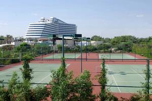 Tennisplätze vor dem Titanic Deluxe Lara Hotel im Freien