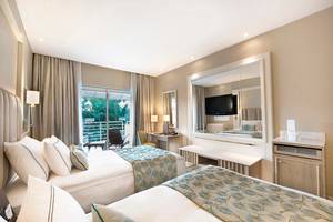 Doppelzimmer mit Balkon und Meerblick im Titanic Deluxe Lara Hotel