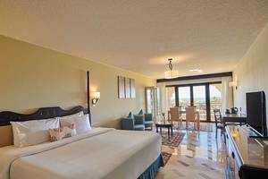 Hotelzimmer im Steigenberger ALDAU Beach mit einem Bett und Blick auf das Meer.