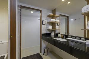 Badezimmer im Sunwing Kamala Beach Hotel mit Duschbereich, Waschbecken und Toilette.