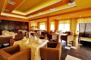Restaurantbereich des Valentin Varadero El Patriarca Hotels mit gedeckten Tischen und Stühlen.