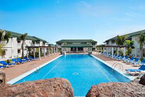 Außenpoolbereich des Valentin Varadero El Patriarca Hotels mit Liegestühlen und Gebäuden