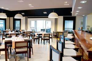 Innenansicht des Restaurants im Valentin Varadero El Patriarca Hotel mit geräumigen Tischen und Stühlen.